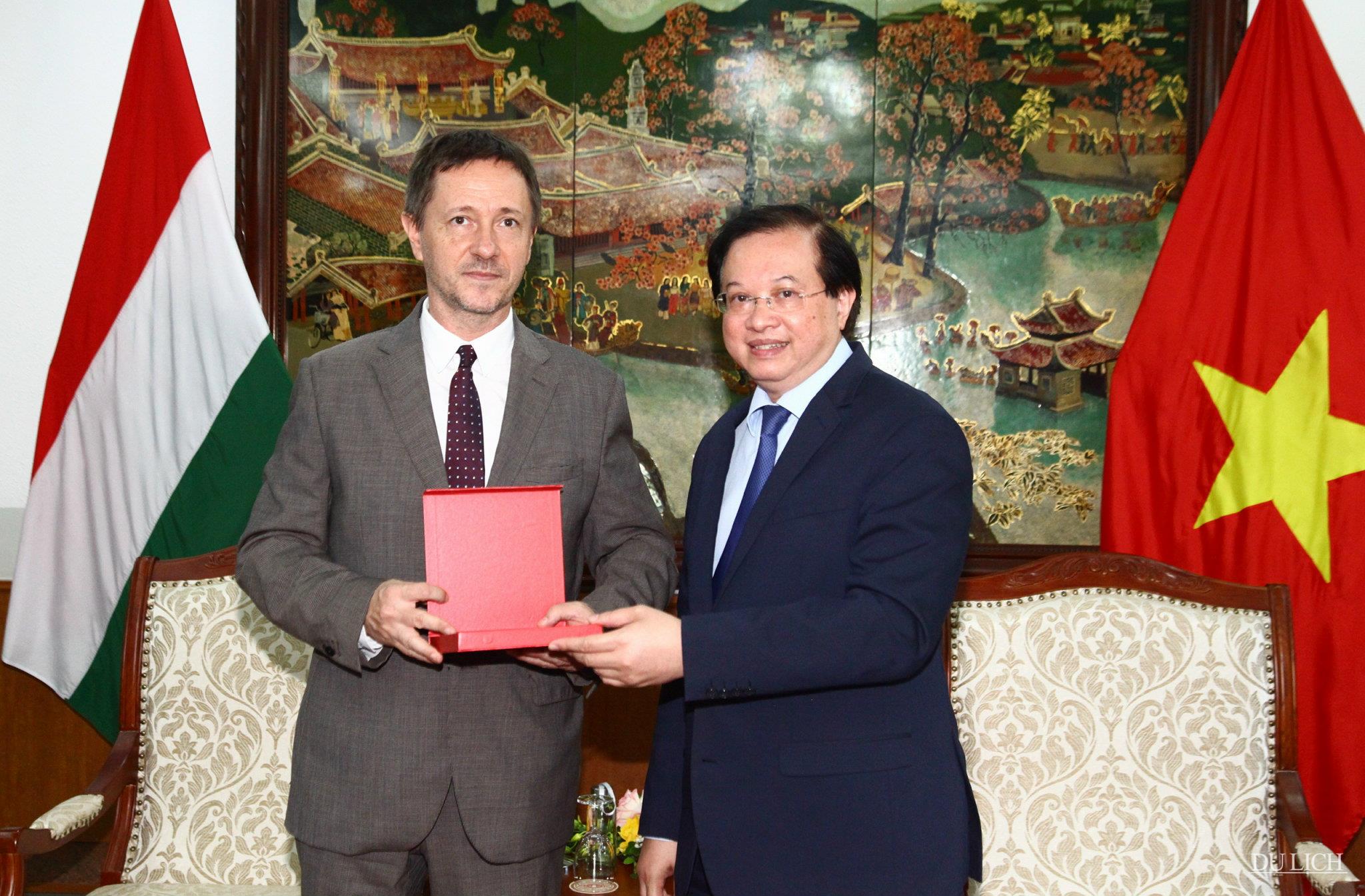 Thứ trưởng Tạ Quang Đông tặng quà Đại sứ Baloghdi Tibor